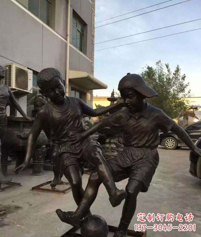 聊城踢足球儿童铜雕 (2)