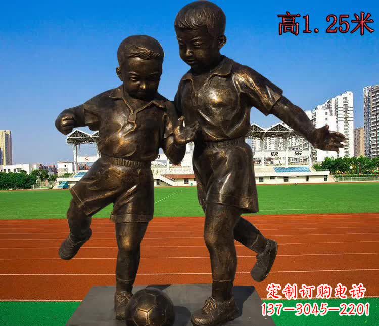 聊城踢足球儿童铜雕1