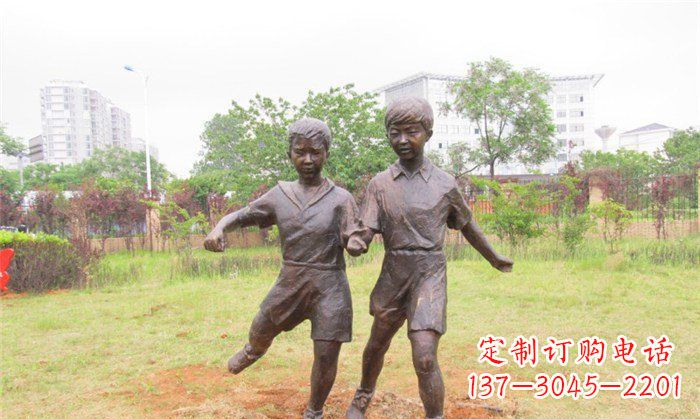 聊城踢足球公园人物铜雕 (2)