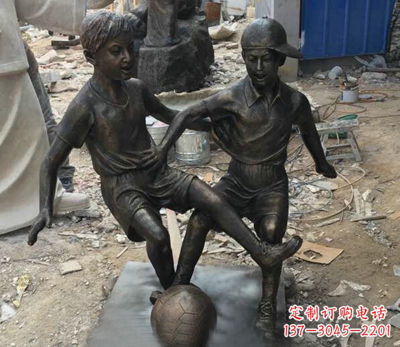 聊城踢足球公园人物铜雕