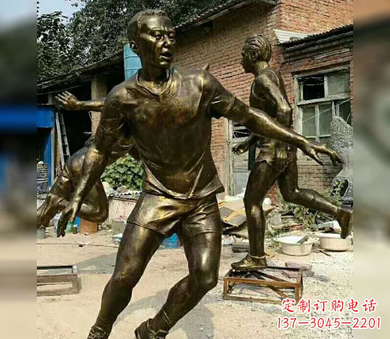 聊城踢足球广场人物铜雕