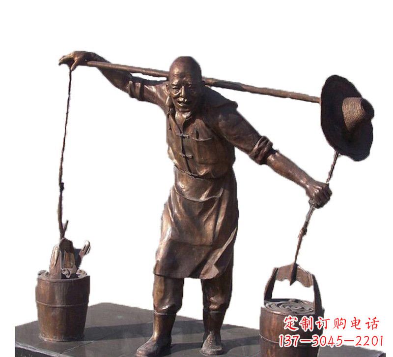 聊城挑扁担的老人铜雕