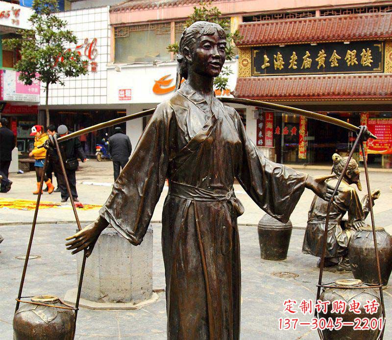 聊城挑着罐子的古代女人铜雕