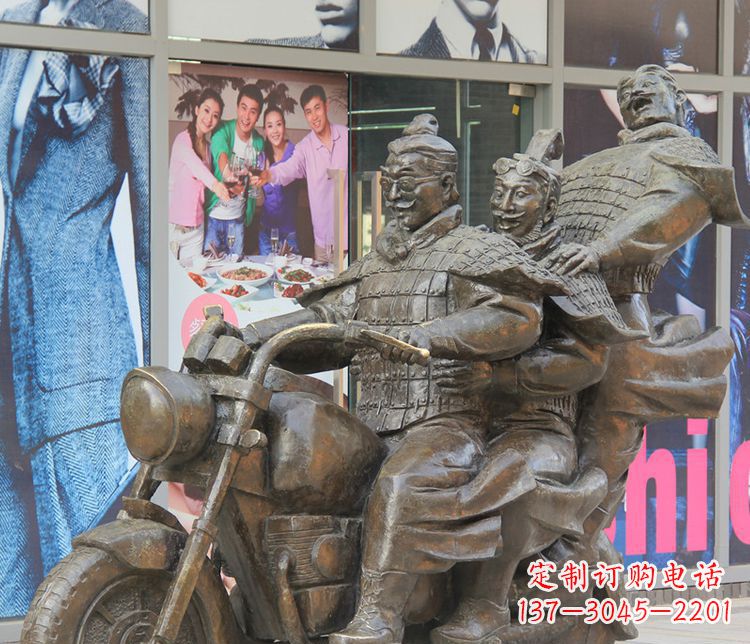 聊城铜雕步行街骑摩托人物雕塑