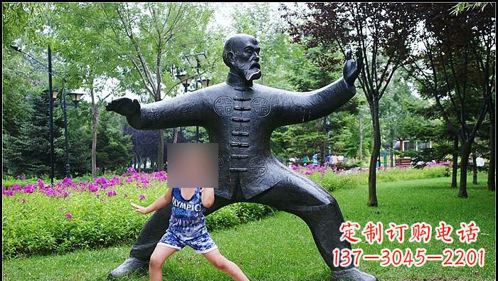 聊城铜雕打太极拳的老人