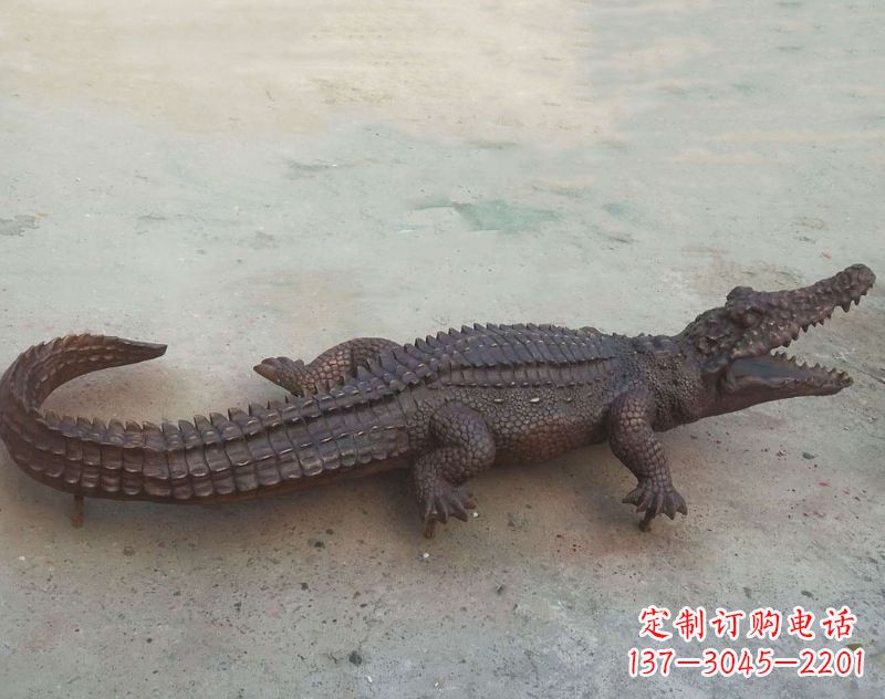 聊城铜雕鳄鱼,铸铜园林仿真动物雕塑