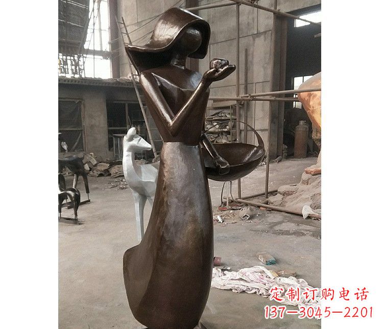 聊城铜雕逛街女孩人物雕塑