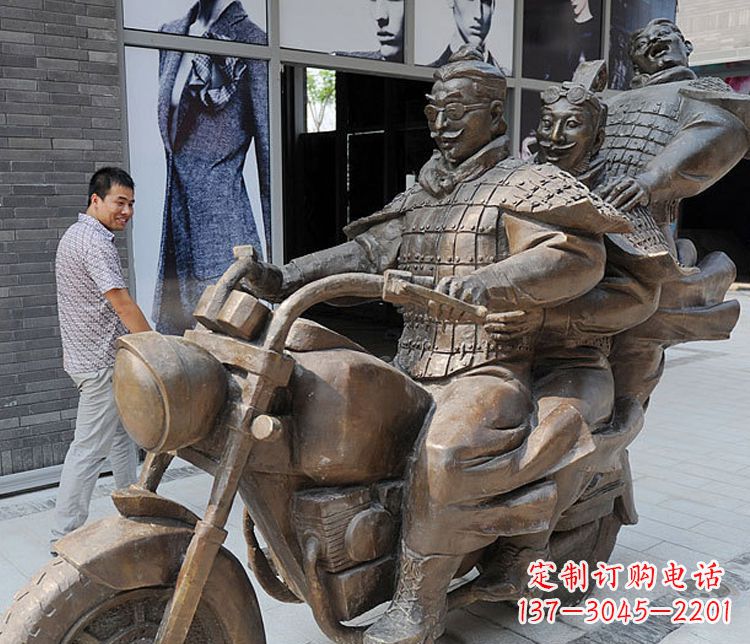 聊城铜雕街头骑摩托人物雕塑