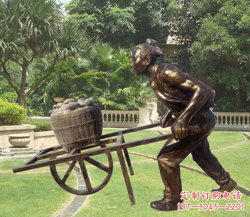 聊城推独轮车的古人铜雕