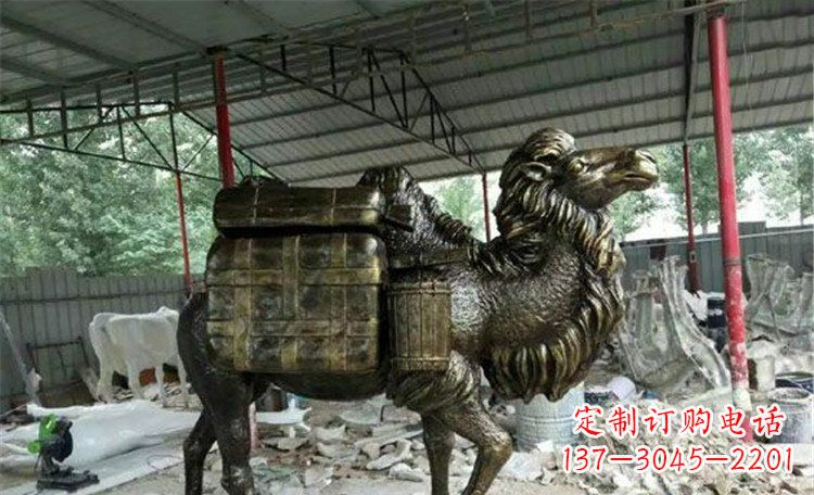 聊城拖行李的骆驼动物铜雕 (2)