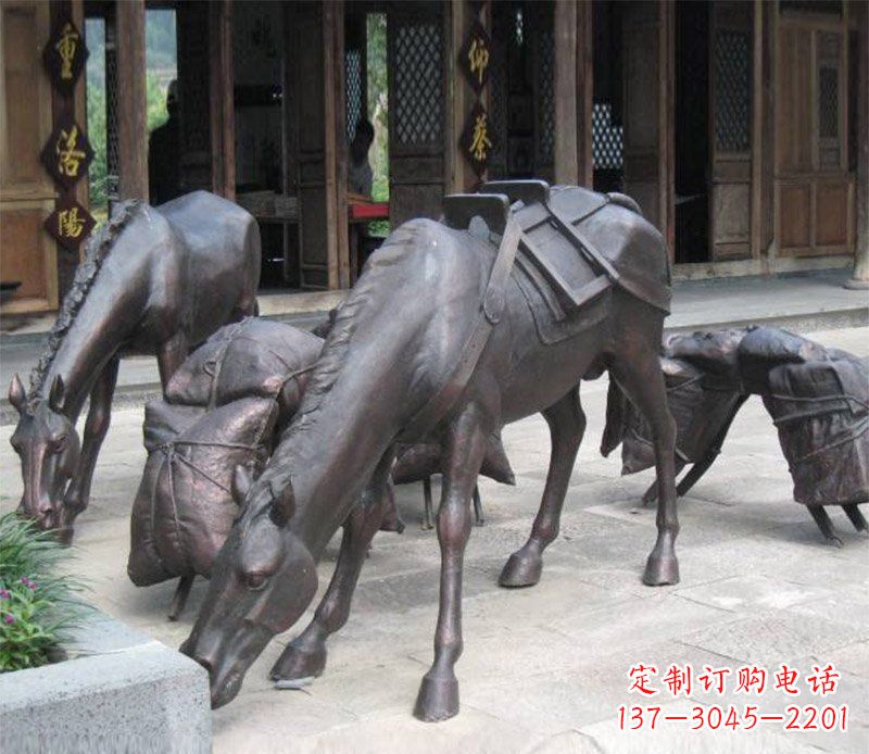 聊城拖行李的马动物铜雕