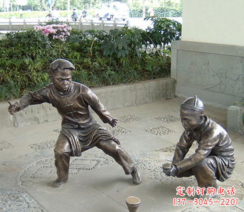 聊城玩陀螺的古代儿童铜雕