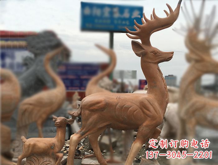 聊城晚霞红动物驯鹿公园石雕