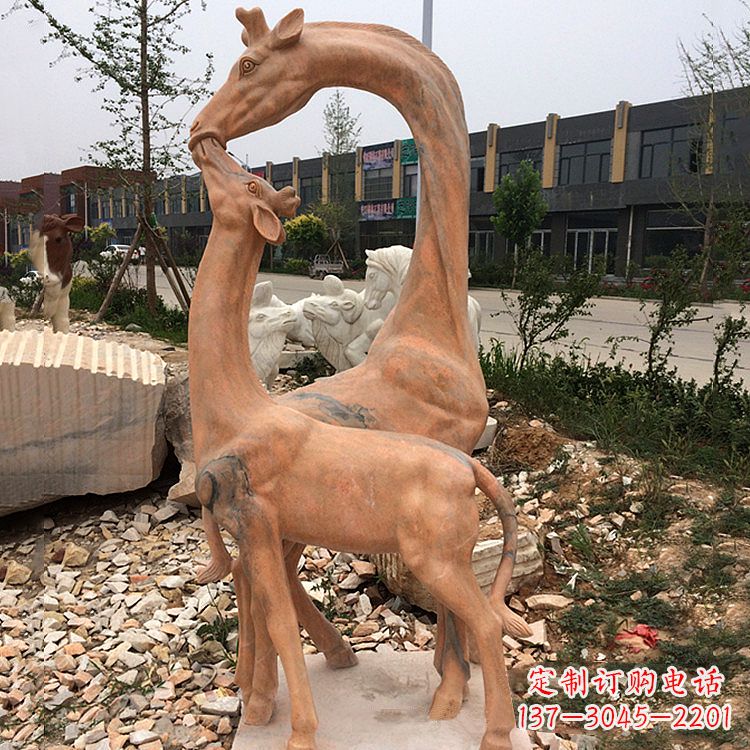 聊城晚霞红石雕长颈鹿-校园公园母子亲情景观雕塑