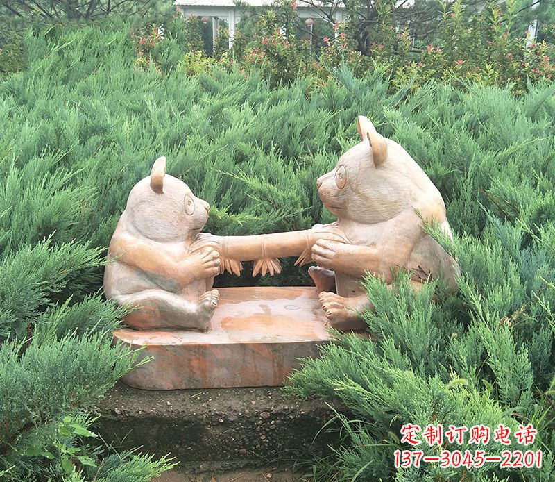 聊城晚霞红熊猫母子石雕