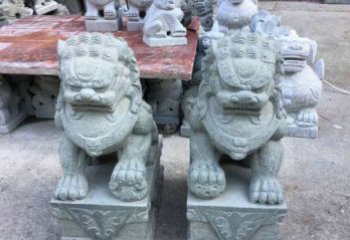 聊城青石踩球狮子看门石雕，精致雕塑令门口更加精彩