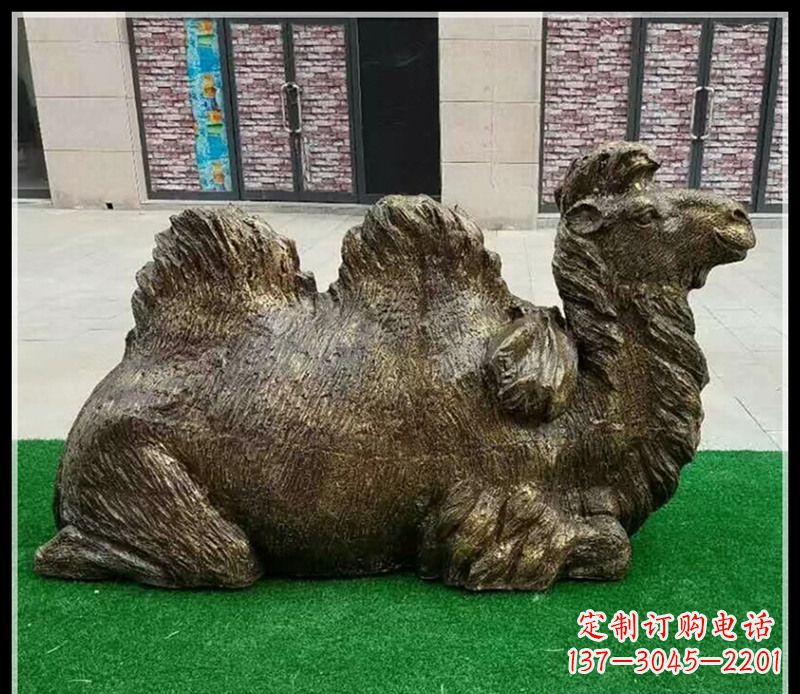 聊城卧在草地的骆驼铜雕