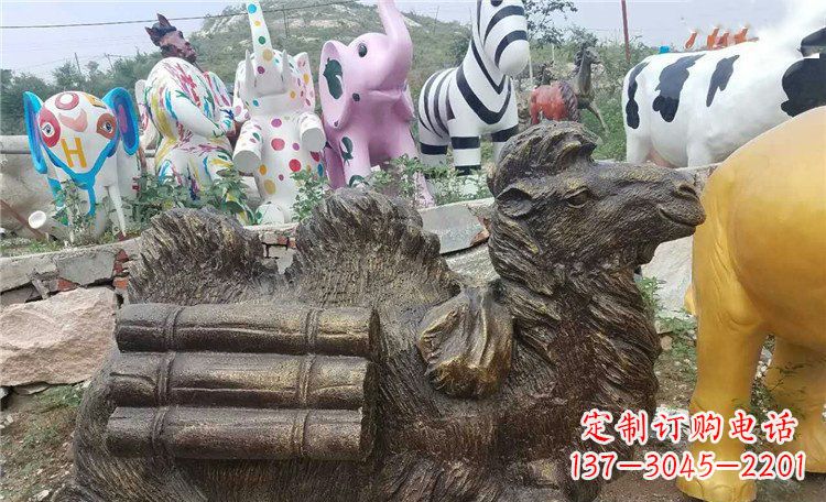聊城卧着的骆驼动物铜雕 (2)