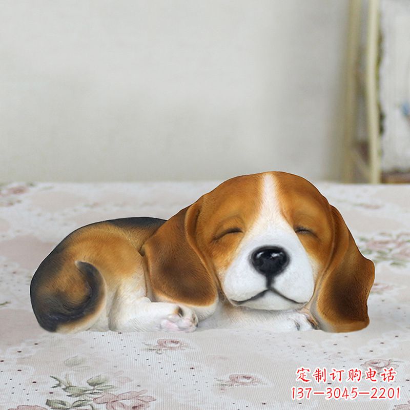 聊城卧姿比格犬仿真雕塑,睡觉的小狗狗是内美陈动物雕塑摆件