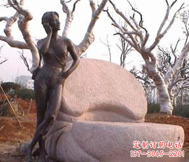 聊城现代女人打电话铜雕