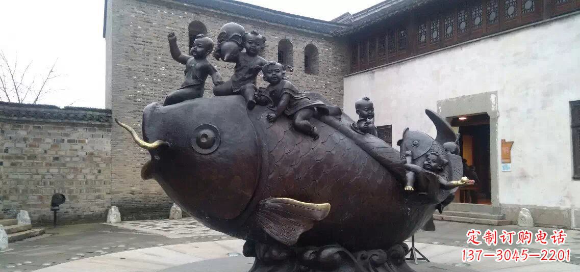 聊城小孩骑鱼铜雕