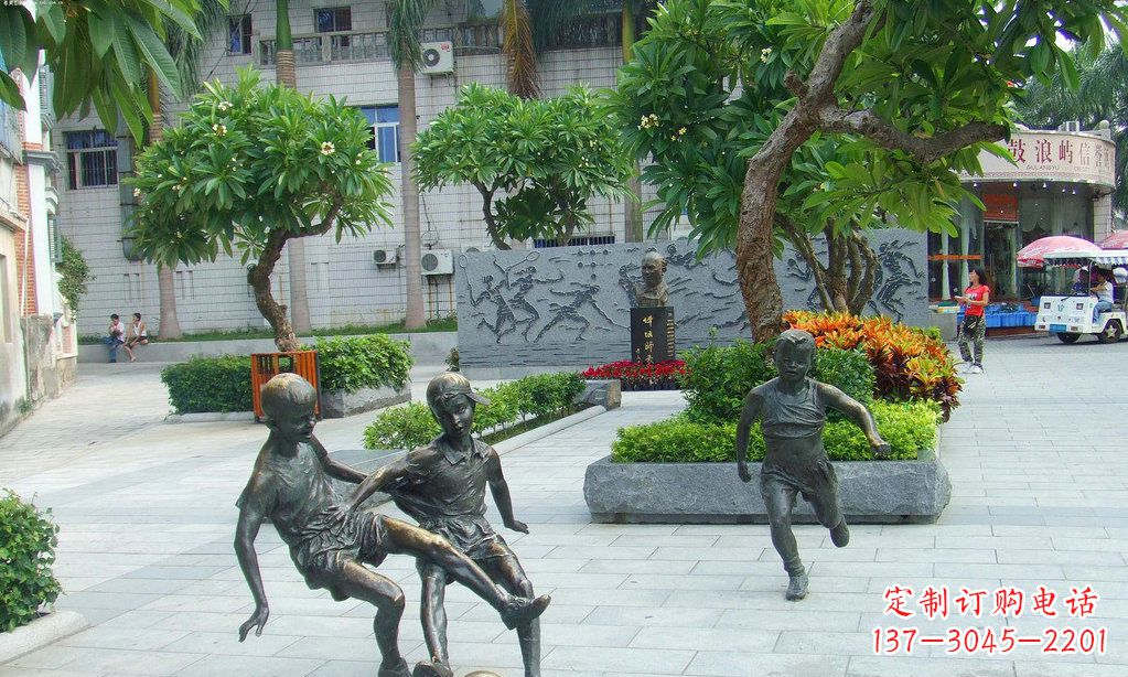 聊城小孩踢足球铜雕