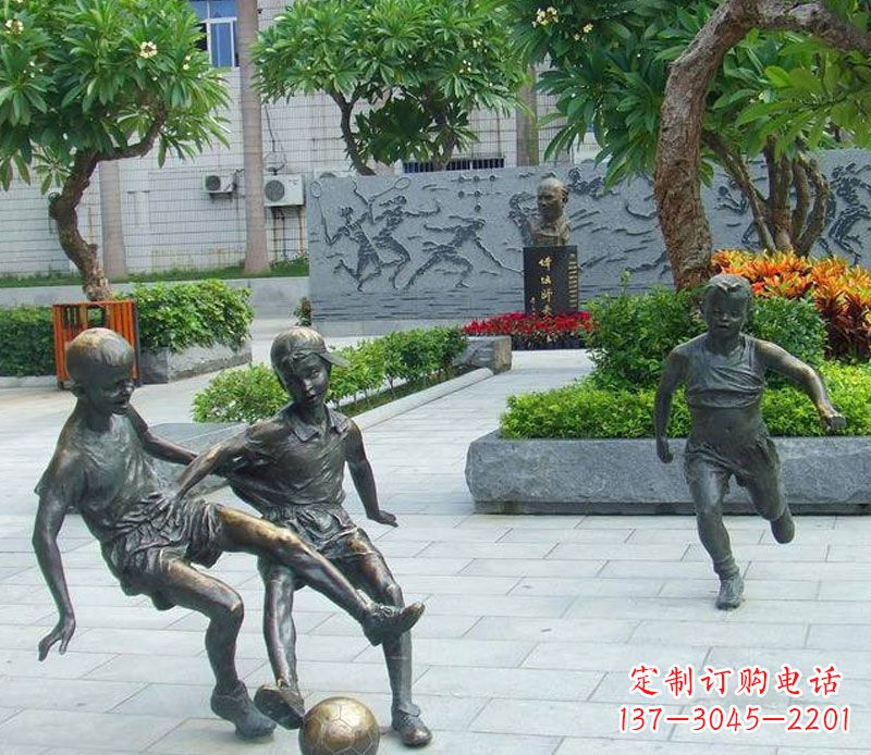 聊城小孩踢足球公园景观铜雕
