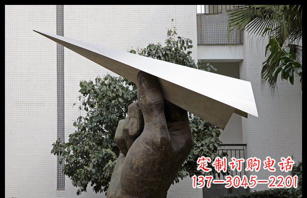 聊城小区不锈钢手拿纸飞机雕塑