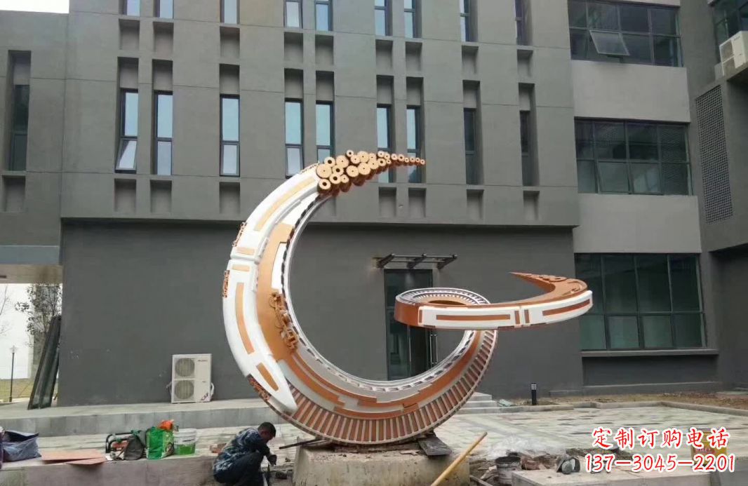聊城小区抽象不锈钢月亮雕塑