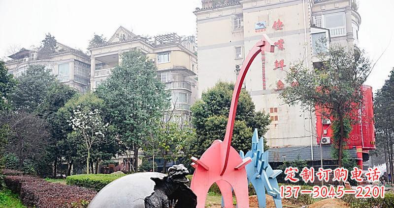 聊城小区破壳而出的小恐龙景观铜雕