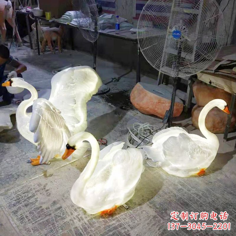聊城小区园林草坪发光天鹅景观雕塑摆件