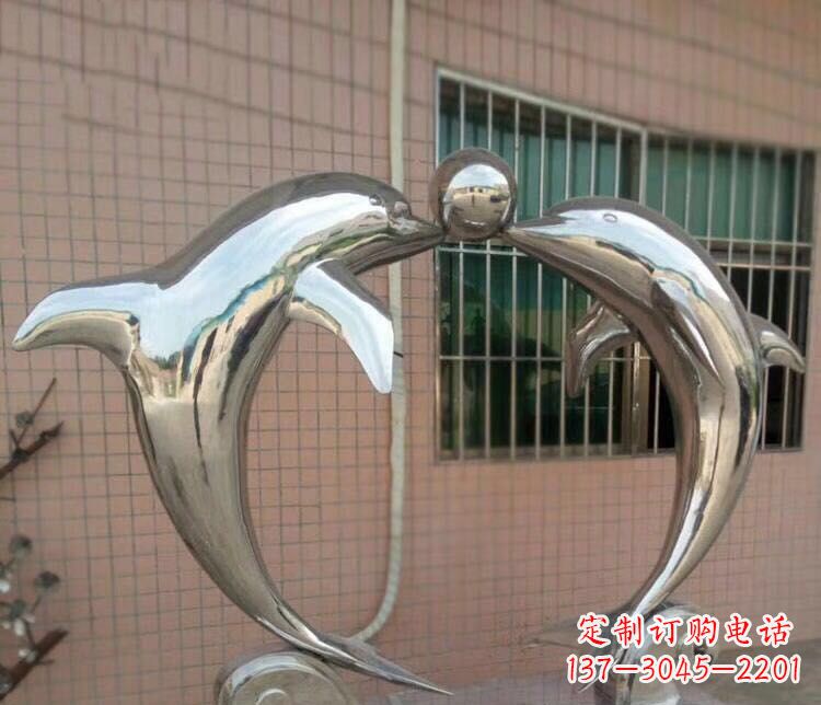 聊城校园不锈钢海豚顶球雕塑