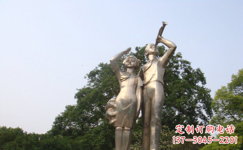 聊城校园吹军号敬礼的小学生人物景观铜雕