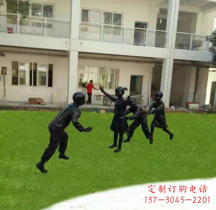 聊城校园儿童玩老鹰捉小鸡铜雕