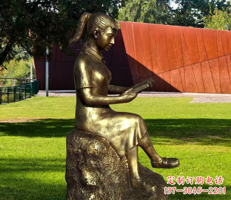 聊城校园看书的女孩铜雕