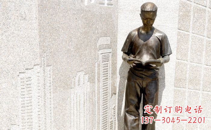 聊城校园看书的学生人物铜雕