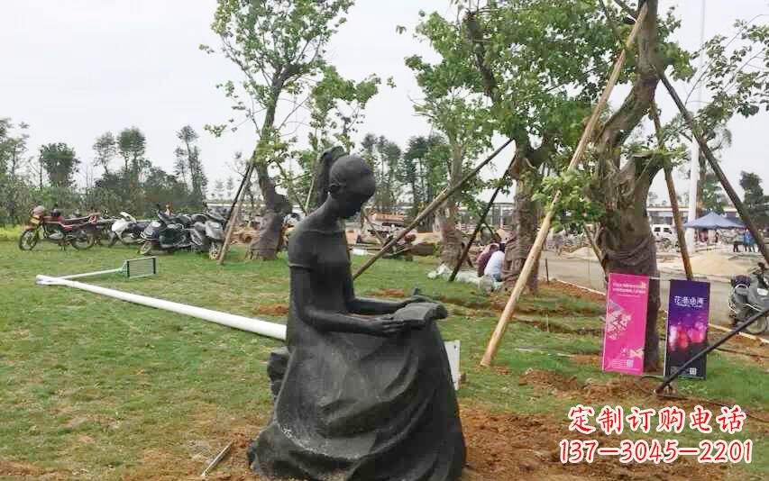聊城校园看书女孩雕塑
