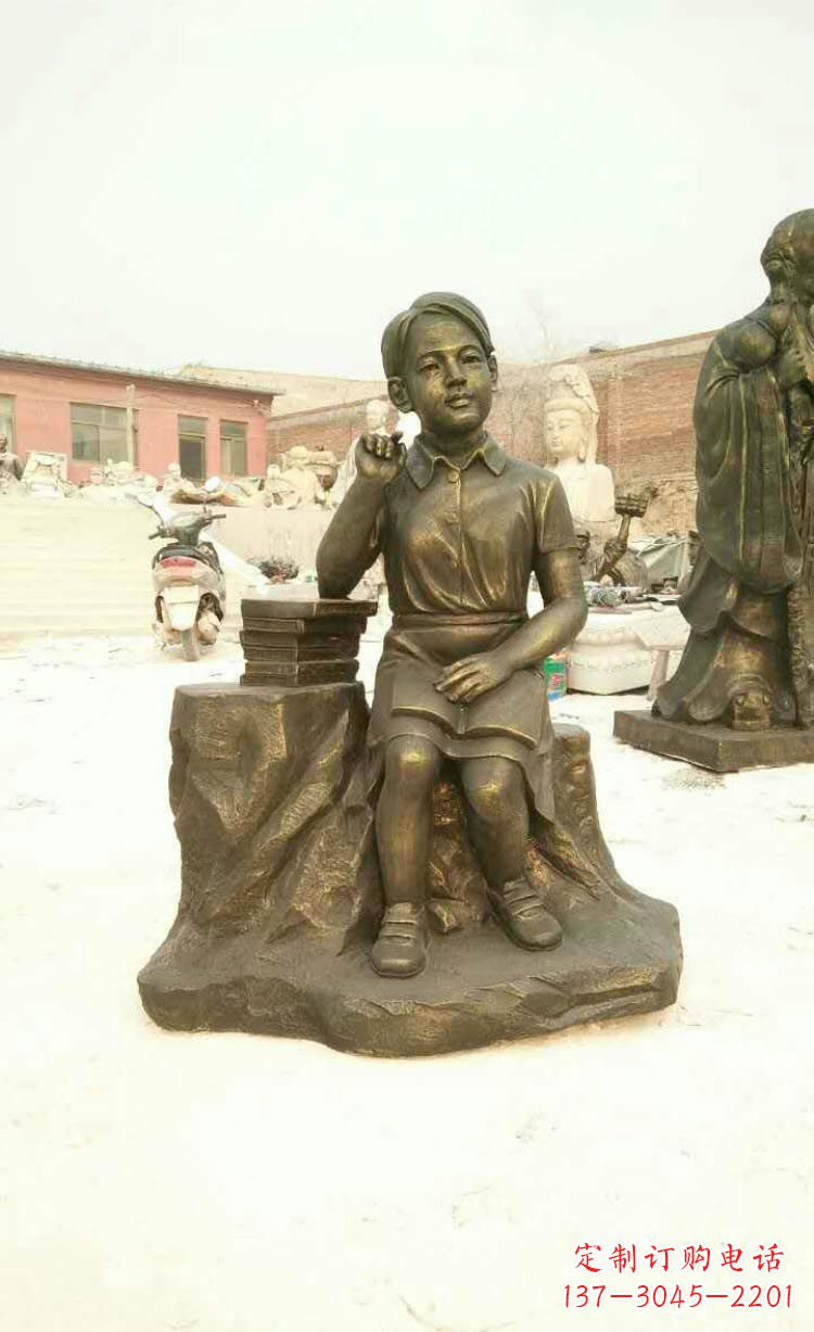 聊城校园看书思考的学生铜雕