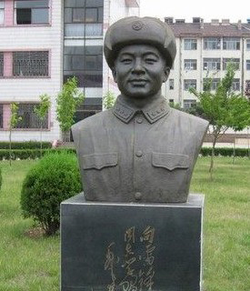 聊城校园雷锋铜像
