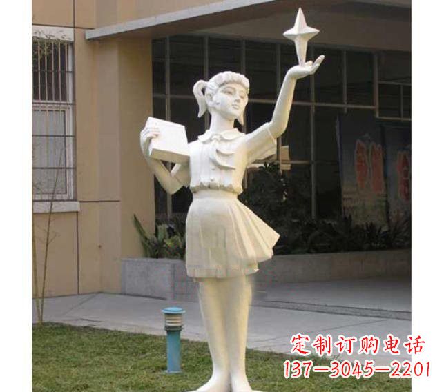 聊城校园拿书本的小学生石雕