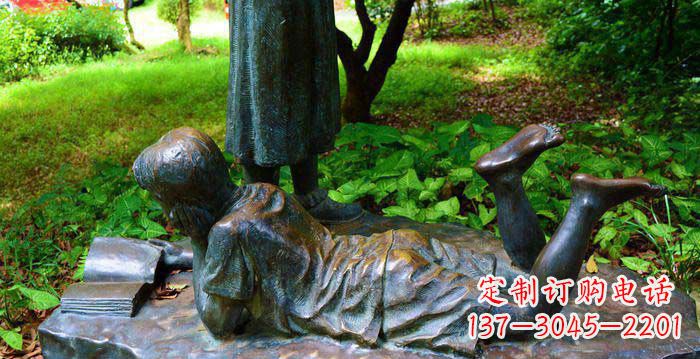聊城校园趴着看书的小男孩人物铜雕