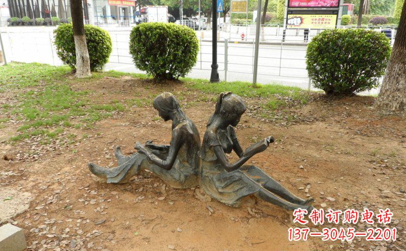 聊城校园坐着看书的女孩人物铜雕