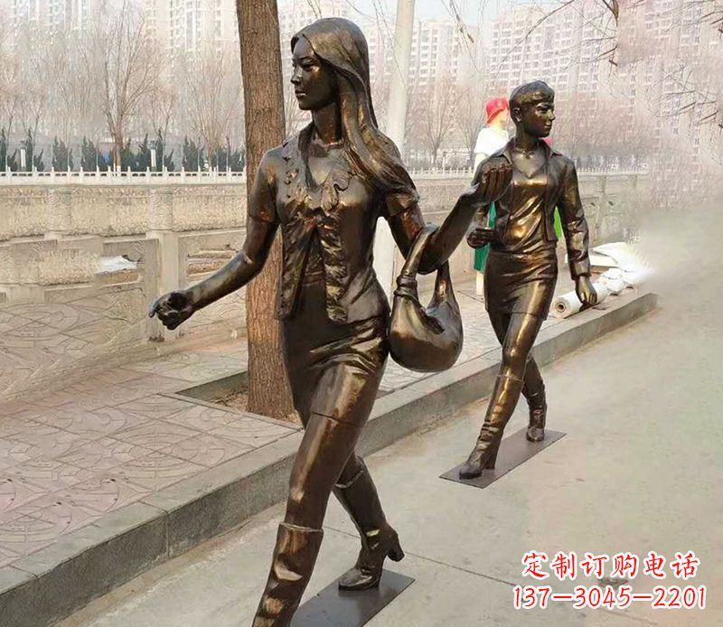 聊城行走的女人街边人物铜雕
