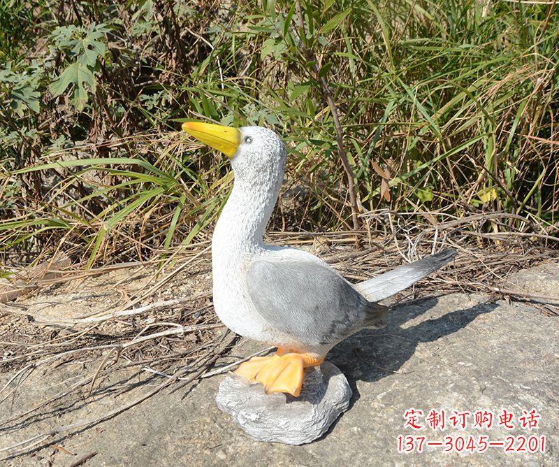 聊城学校雕塑和平鸽