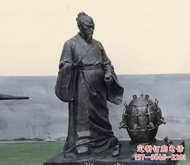 聊城学校张衡和地动仪铜雕