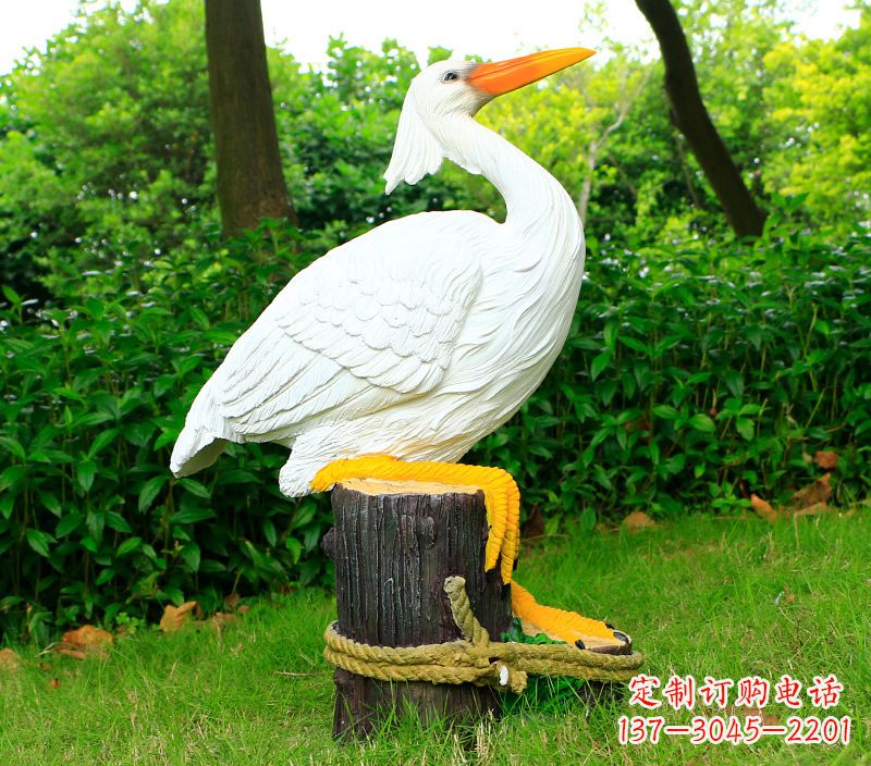 聊城一男一女抱一只鸽子雕像