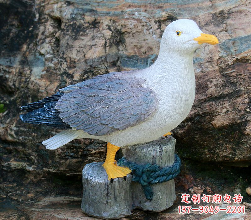 聊城一手托鸽子 一手拿书本的雕塑像