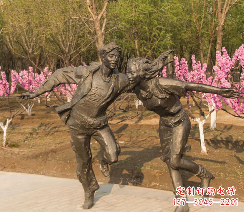 聊城游玩的情侣铜雕