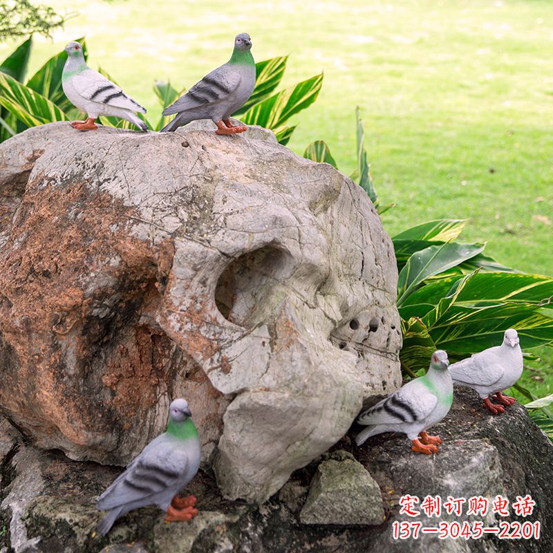 聊城众人托着和平鸽雕塑