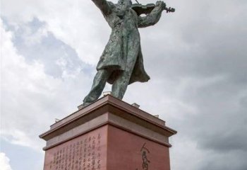 聊城音乐家聂耳拉小提琴景观名人雕塑